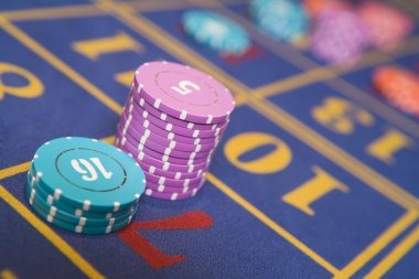 Live dealer conducting Lucky Number draw in hsowin studio